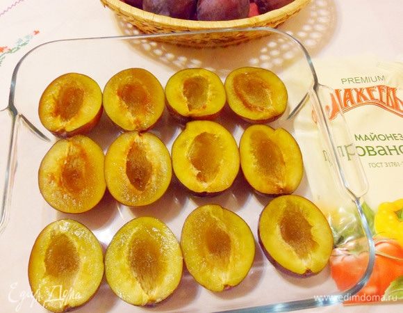 Сливы уложить в форму для запекания.