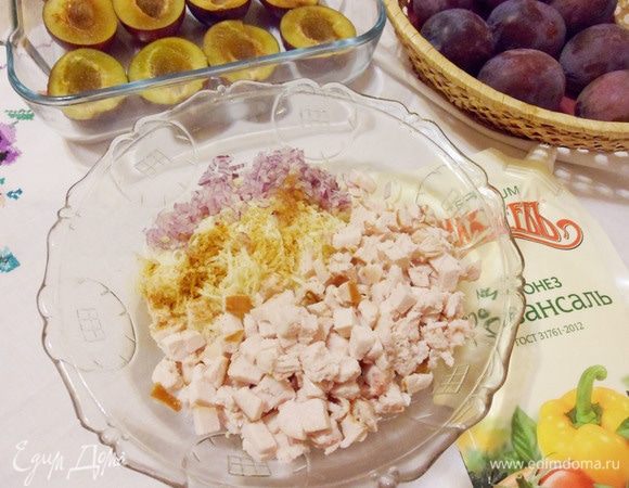 Куриное филе и репчатый лук мелко нарезать. Добавить натертый сыр, красный острый перец и майонез.