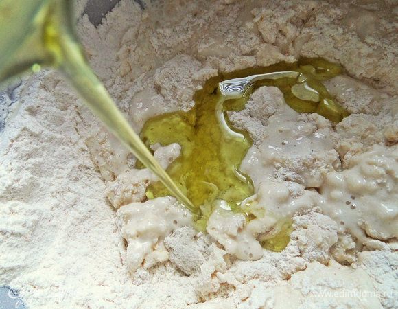 Влить хорошее оливковое масло. Возможно, с добавками: кунжутное, льняное и т.д.