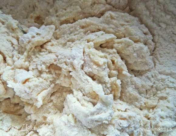 Замешиваем рукой тесто, пока не перестанет липнуть к рукам.