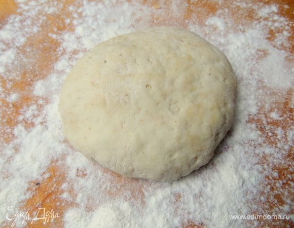 Для круглой пиццы отрезать примерно треть теста и положить на присыпанную мукой доску. Остальное убрать в холодильник до востребования.