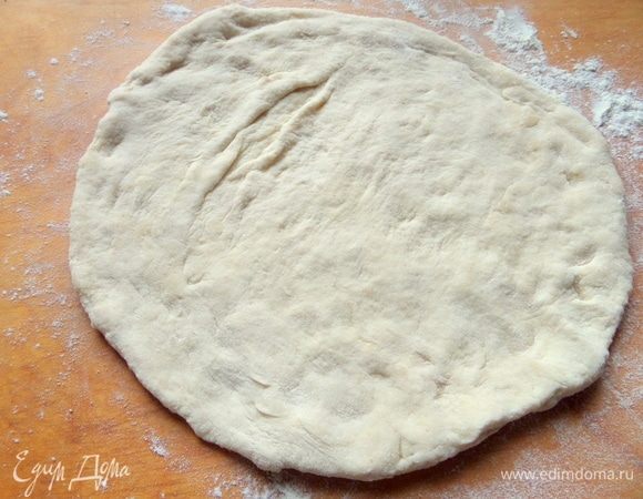 Размять ладонями или раскатать, но руками душевнее получается.