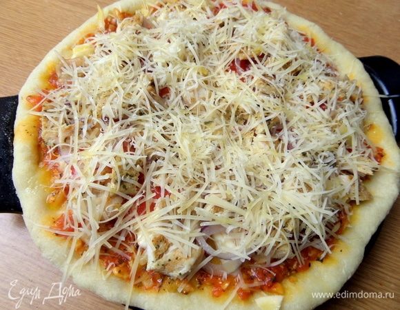 Забегая вперед, положить начинки и отправить запекаться на камне для пиццы. Диаметр камня — 25 см.