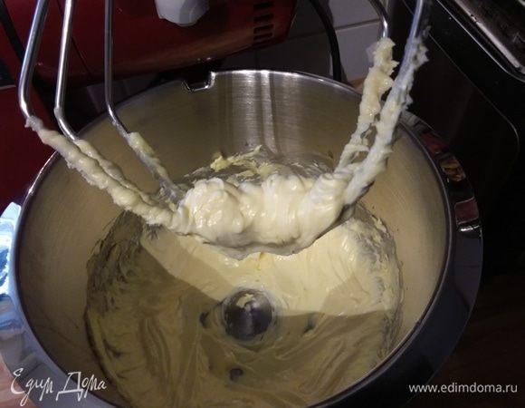 Для теста взбить размягченное сливочное масло с яйцом в течении приблизительно 4 минут до кремовой консистенции. 