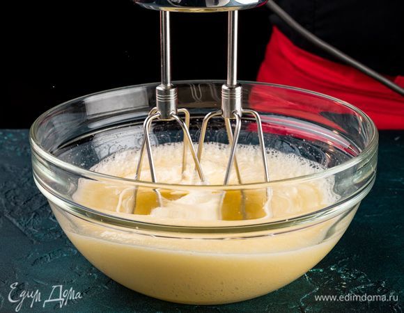 Яйца взбейте со 150 г сахара до пышной пены. 50 г сахара оставляем для посыпки коржа.