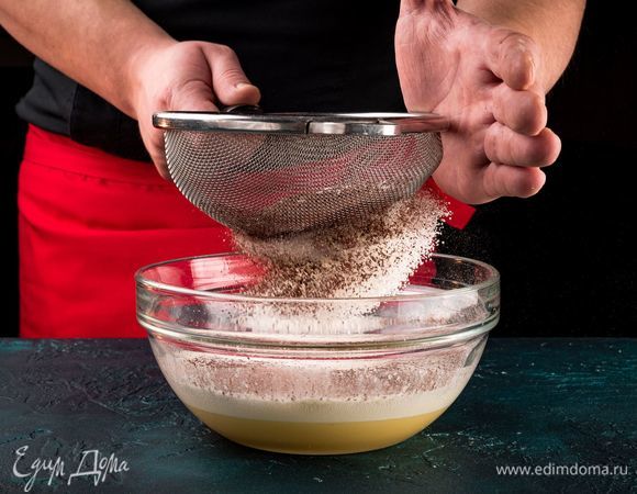 Добавьте муку с какао. Аккуратно перемешайте тесто от центра к краям.