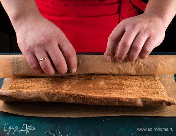 Горячим сверните бисквит в рулет. Остудите.