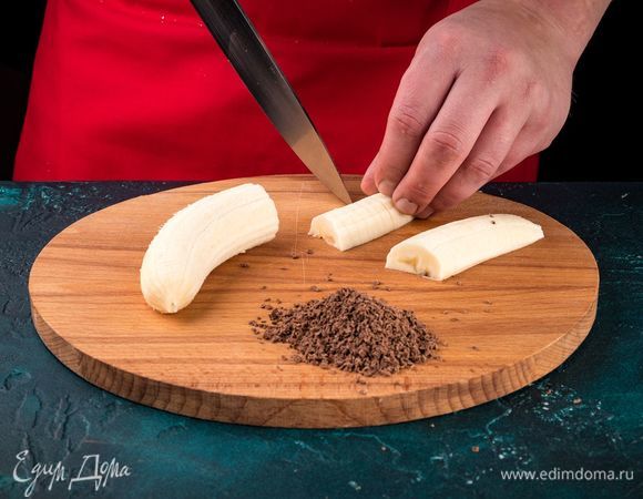 Приготовьте начинку: шоколад натрите на терке, бананы нарежьте и сбрызните соком лимона. 