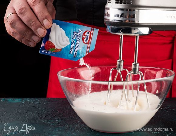 Во время взбивания добавьте загуститель для сливок Dr.Oetker. 