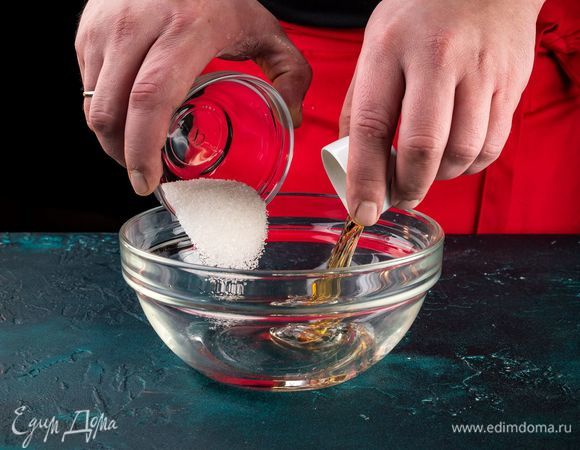 Приготовьте пропитку, смешав все ингредиенты. 