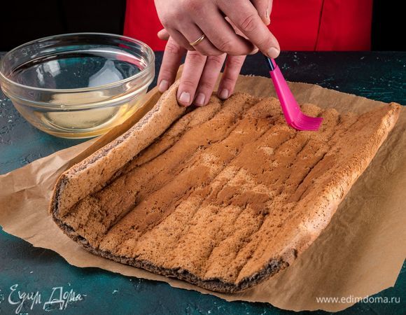 Аккуратно разверните рулет и пропитайте сиропом, смазав равномерно кисточкой. 