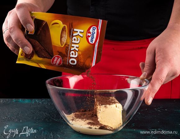 Приготовьте шоколадный крем. Для этого взбейте сливочное масло, сгущенное молоко и какао-порошок Dr. Oetker.