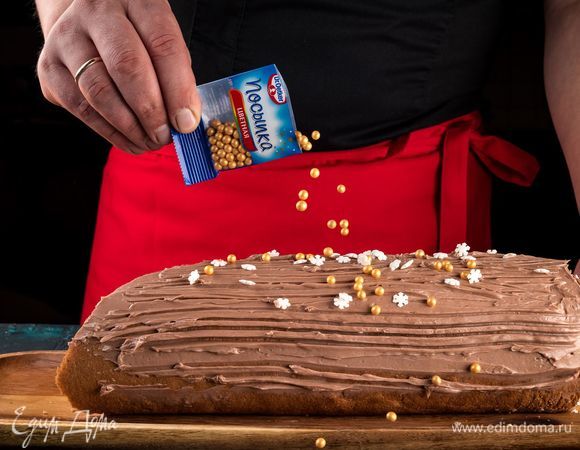 Украсьте рождественское полено посыпками Dr. Oetker  «Золотые жемчужинки» и «Снежинки». 