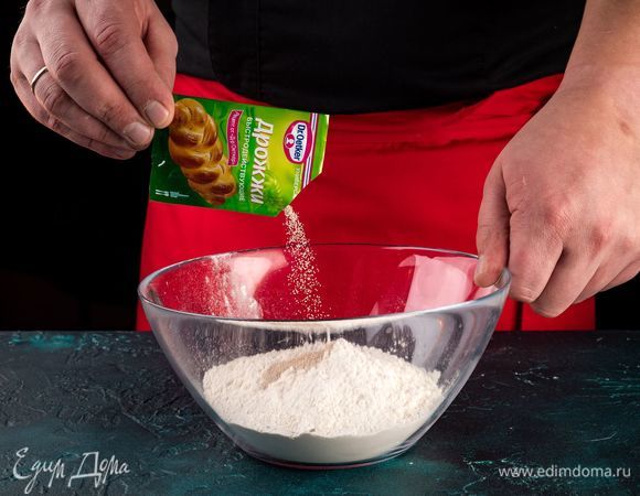 Смешайте муку с дрожжами быстродействующими Dr. Oetker. Взбейте 1 желток с сахаром. Добавьте размягченное сливочное масло.