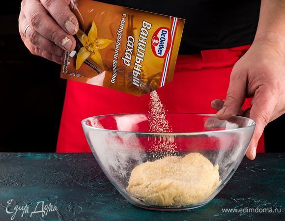 В глубокой емкости смешайте муку с дрожжами, желтково-масляную смесь, 80 мл молока, яйца, ванильный сахар с натуральной ванилью Dr. Oetker. Все хорошо перемешайте и замесите тесто.