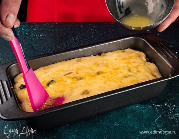 Оставшийся желток и молоко слегка взбейте, полученной смесью смажьте тесто и поставьте его в духовку, разогретую до 190°С. Выпекайте 40 минут, готовность проверьте деревянной шпажкой. Готовый панеттоне остудите. 