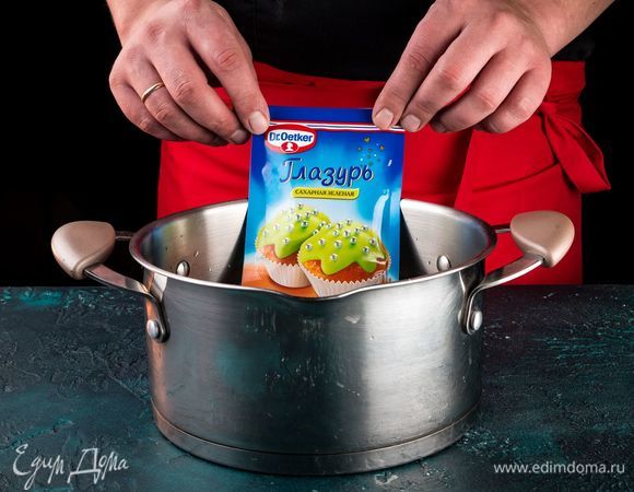 Пакетик с зеленой сахарной глазурью Dr.Oetker залейте горячей водой и оставьте на 5 минут. 