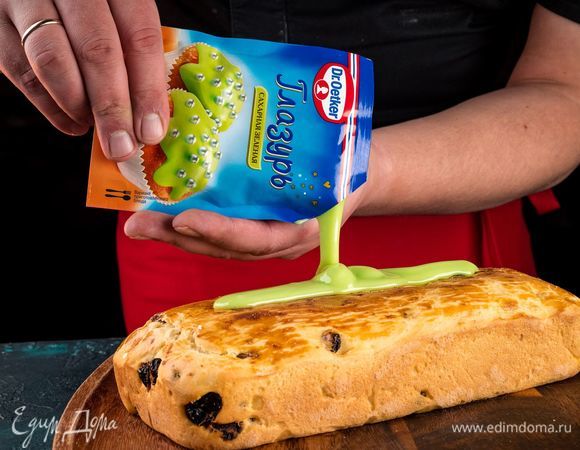 Достаньте глазурь из воды, отрежьте уголок и полейте ей панеттоне. 