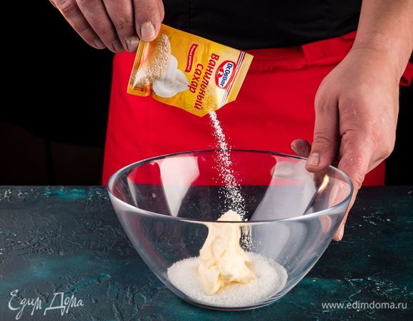 Разотрите до однородности размягченное сливочное масло, сахар и ванильный сахар Dr. Oetker.