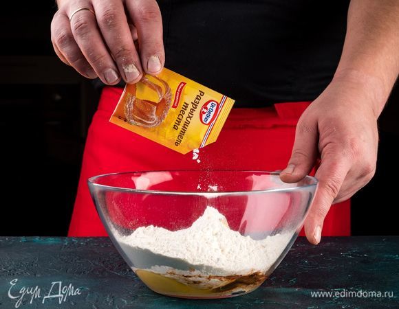 Добавьте муку с разрыхлителем теста Dr. Oetker.