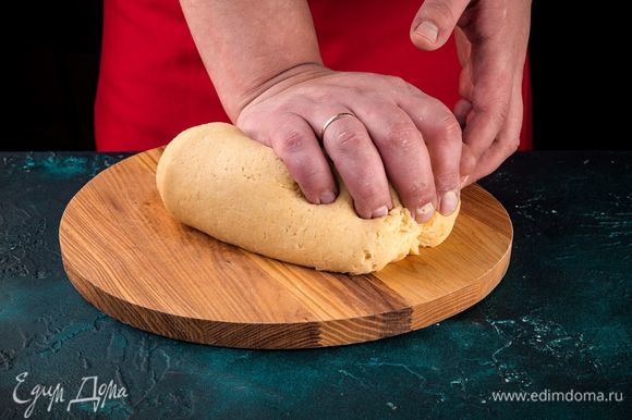 Замесите тесто, раскатайте его в пласт толщиной 3–4 мм.