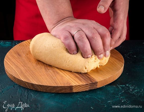 Замесите тесто, раскатайте его в пласт толщиной 3–4 мм. 