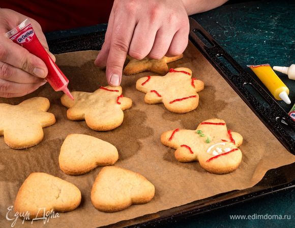 Готовое остывшее печенье оформите с помощью сахарных карандашей для рисования Dr. Oetker. 
