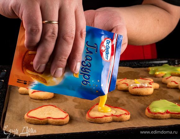 Также дополните декор глазурью Dr. Oetker.