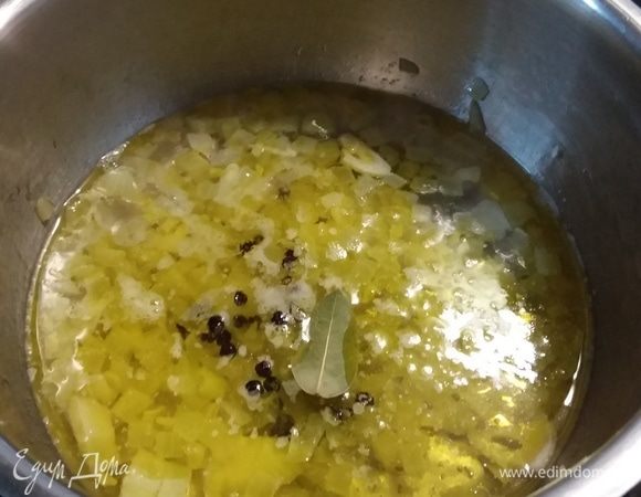 Аккуратно влить светлый бальзамический уксус, остальное масло, воду. Добавить сахар, соль, перец горошком и лавровый лист. Довести до кипения. 