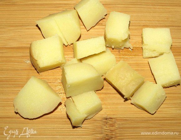 Картофель заранее отварить, очистить и нарезать крупными кубиками и отправить в миску.