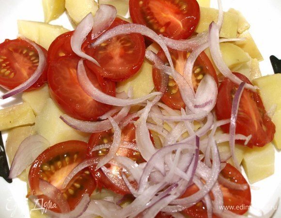 Красный лук нарезать на тонкие перья и соединить с картофелем и томатами.