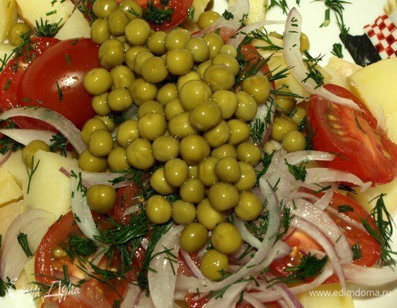 Укроп мелко порубить и добавить к остальным ингредиентам. Добавить две ложки консервированного горошка.