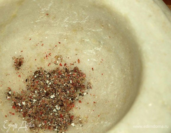 В ступке измельчить розовый перец, райские зерна.