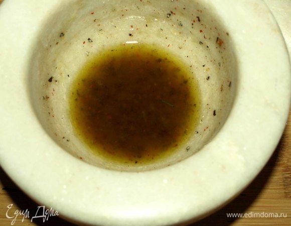 Добавить соль, мед, горчицу и все смешать.