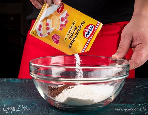 Просейте муку, соду, разрыхлитель теста Dr. Oetker. Все хорошо перемешайте.