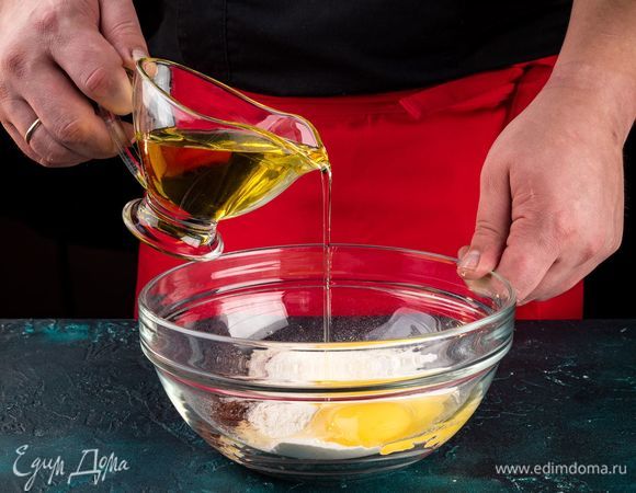 Добавьте сахар, яичные желтки, соль, растительное масло без запаха и молоко. 