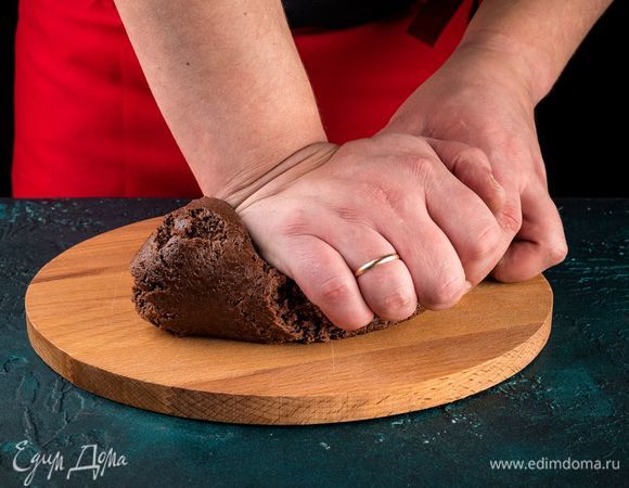 Замесите тесто. Накройте его и оставьте на 1 час для расстойки. 