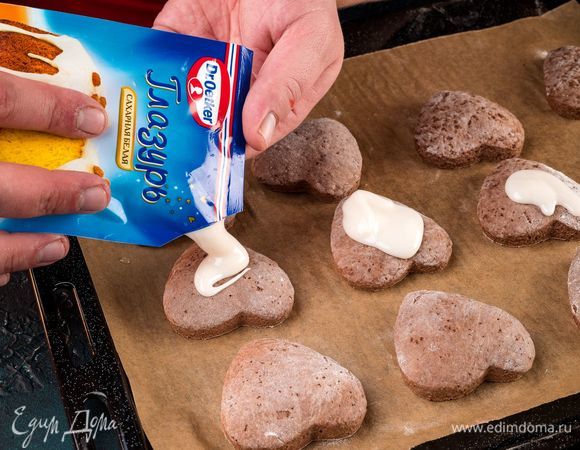 Полейте пряники глазурью.