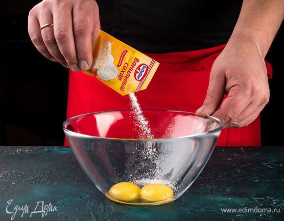 Яйца взбейте с сахаром и ванильным сахаром Dr. Oetker до консистенции белого крема. 