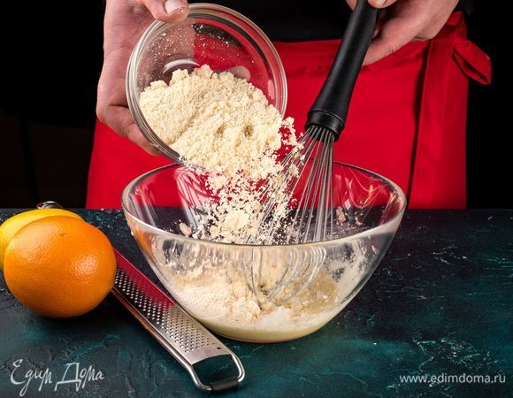 Добавьте молотый миндаль. 