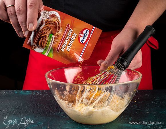 Добавьте корицу Dr. Oetker. Снимите мелкой теркой цедру с лимона и апельсина и добавьте в тесто.