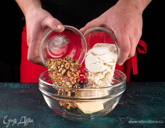 Фундук измельчите. Добавьте в муку фундук, соль, размягченное сливочное масло.