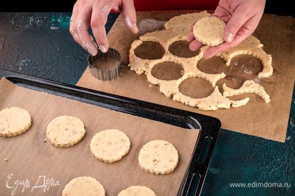 Раскатайте тесто и формочками сделайте печенье. Выложите печенье на противень. Выпекайте в предварительно разогретой до 190°С духовке 12 минут.