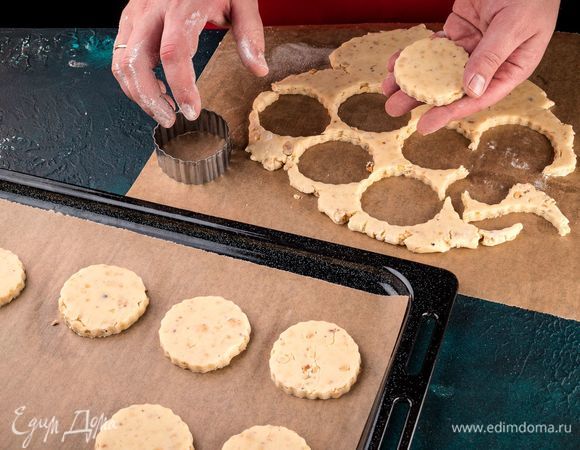Раскатайте тесто и формочками сделайте печенье. Выложите печенье на противень. Выпекайте в предварительно разогретой до 190°С духовке 12 минут.