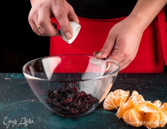 Очистите и разберите на дольки мандарины. Оставьте их на час подсохнуть. Замочите в ликере сухофрукты и достаньте из холодильника яйца и масло, чтобы они немного нагрелись. 