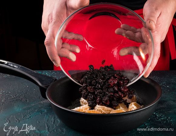 В ту же сковороду поместите замоченные сухофрукты и выдержите их, пока не испарится ликер, а затем дайте остыть.