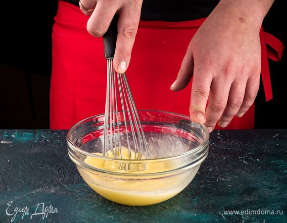 Взбейте яйца с сахаром до пышной пены. В массу добавить сливочное масло.
