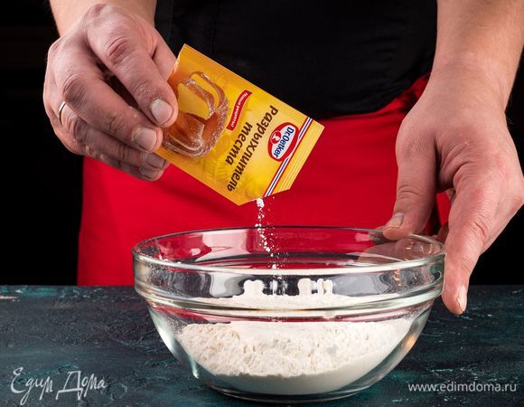 Соедините просеянную муку с разрыхлителем теста Dr. Oetker, введите их в масляную смесь.