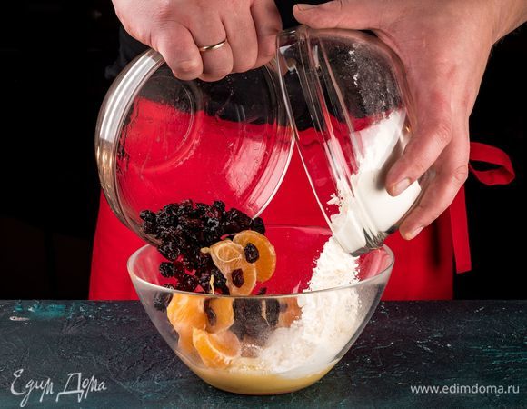 Добавьте сухофрукты. Если тесто получилось жидким, добавьте еще немного муки.