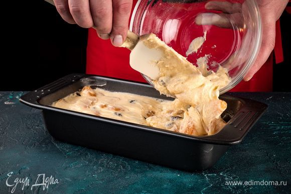 Смажьте маслом и посыпьте мукой форму, затем выложите в нее тесто с мандариновыми дольками. Выпекайте в духовке при 180°С около часа.